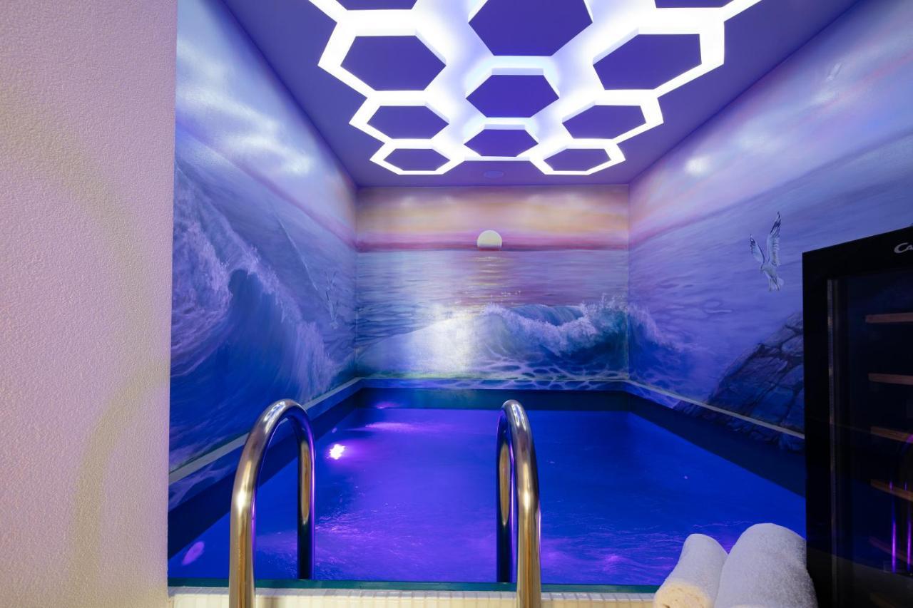 De President Suite, Demani President Suites Сития Екстериор снимка